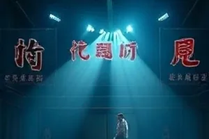《拾荒者日志》清晨废品回收站堆叠的纸板