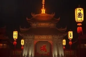 《雨停之前》便利店玻璃上蜿蜒的雨水与水汽