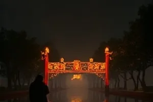 《长夜班车》片头末班车驶入夜色站台的画面