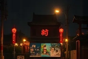 《第三次搬家》空房间里剩下的纸箱与落地窗光影